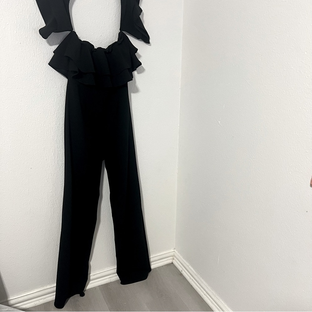 WINDSOR Women’s Black Collarless Jumpsuit Size Medium Ruffled Straight Leg EUC
